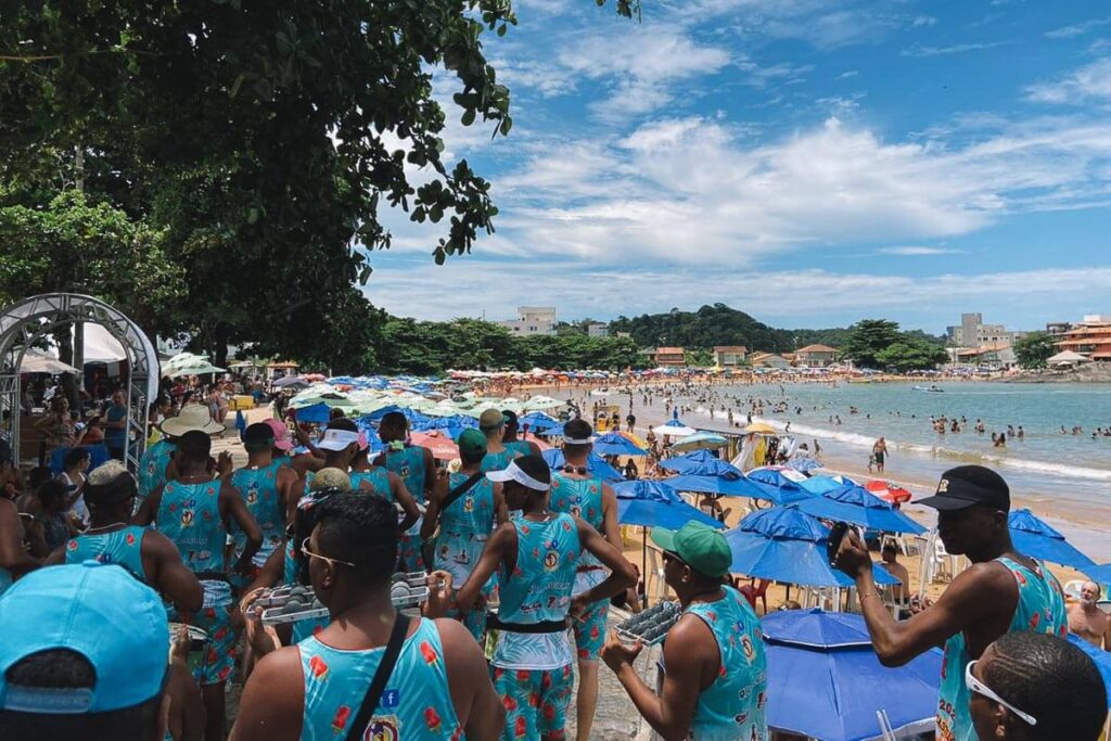 Anchieta é um dos lugares baratos para viajar no Carnaval sem abrir mão da folia