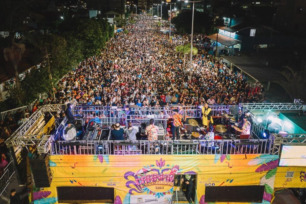 Multidão no Carnaval de Bombinhas, em Santa Catarina