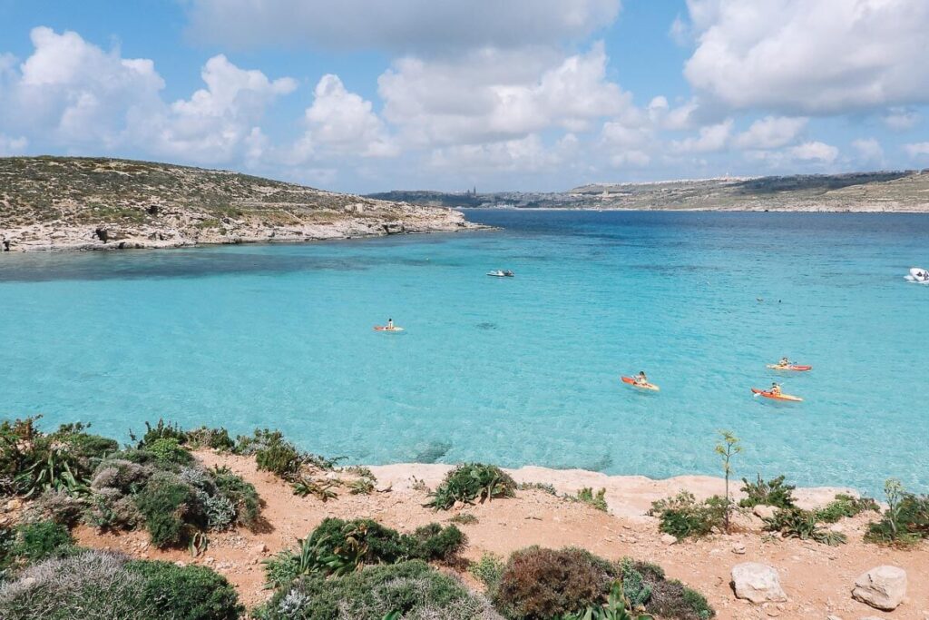 A Blue Lagoon é um dos pontos turísticos mais visitados em Malta