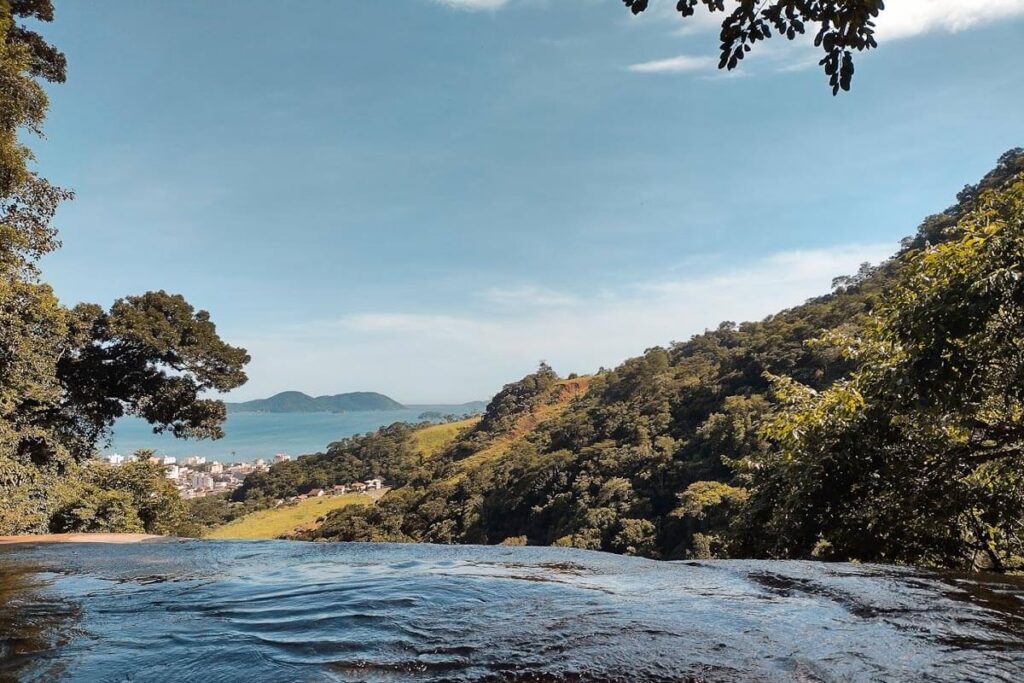 Vista do topo da Cachoeira Véu da Noiva, no Parque Estadual Cunhambebe