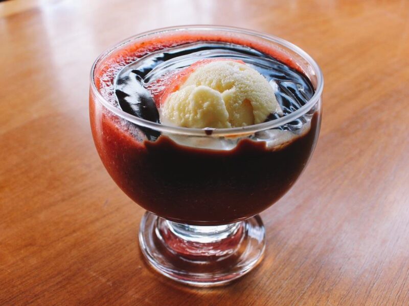 Sopa de Morango com chocolate quente e sorvete de creme