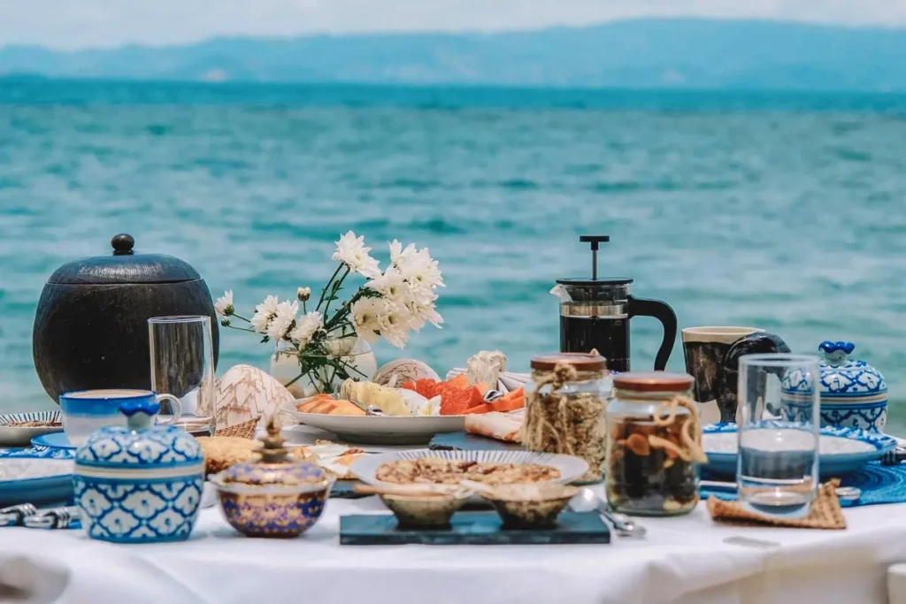 Café da manhã na praia de Koh Phangan, Tailândia