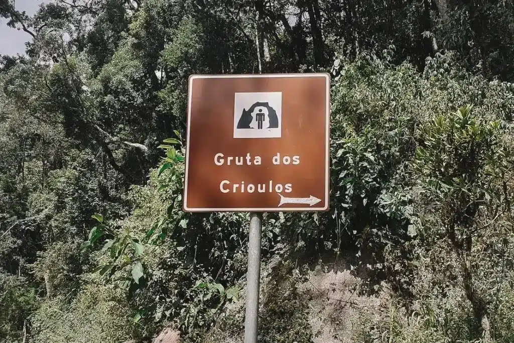Sinalização da Gruta dos Crioulos em Campos do Jordão, SP