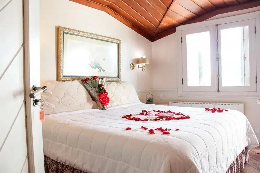Cama de pousada decorada com pétalas em Campos do Jordão