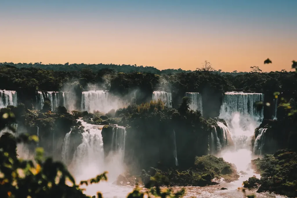 O pôr do sol poético nas Cataratas do Iguaçu