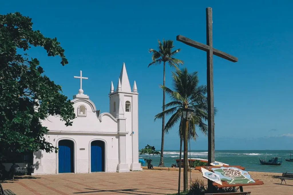 Igreja à beira-mar na Praia do Forte, Mata de São João, Bahia