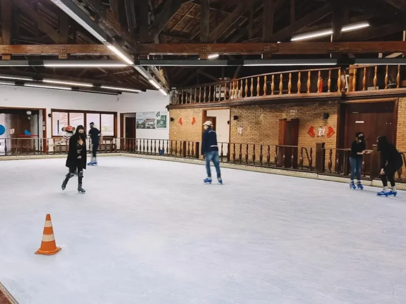 Pista de patinação no gelo em Monte Verde