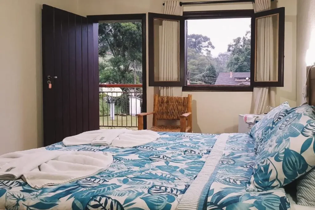 Quartos simples e funcionais na Pousada Regina, Monte Verde