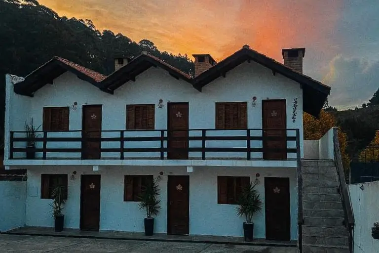 Pôr do sol atrás do Recanto Bella Fonte, em Monte Verde