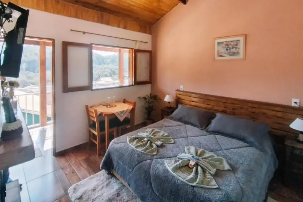 Quarto acconchegante no Recanto Lavinia, em Monte Verde