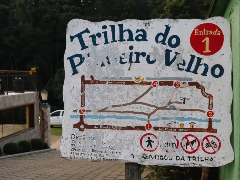 Placa de início da trilha do Pinheiro Velho