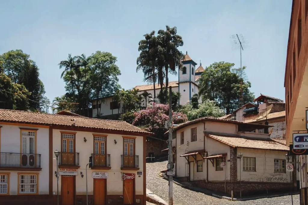 Centro Histórico de Sabará em um dia de inverno ensolarado