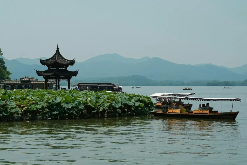 Lago Oeste, o principal ponto turístico de Hangzhou, China