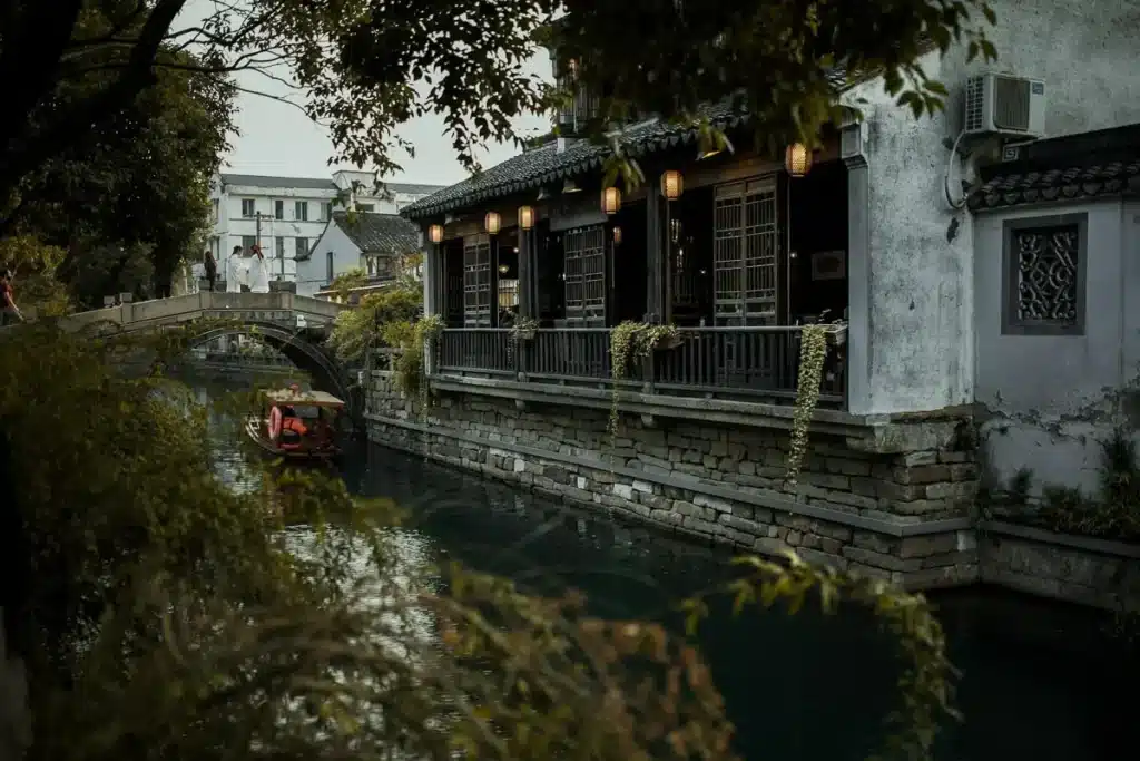 Um dos canais de Zhujiajiao, cidade nos arredores de Xangai, China