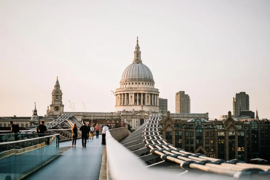 Millennium Bridge e a St Paul's Cathedral ao fundo