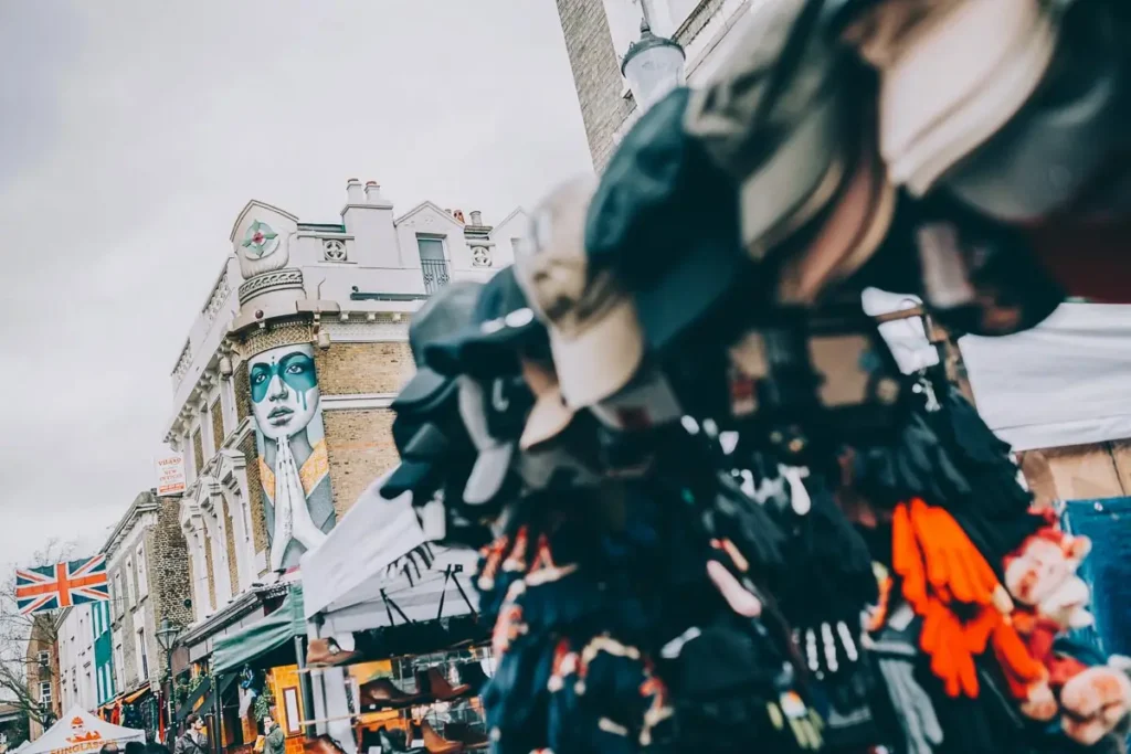 Portobello Road Market é um dos mercados de rua mais famosos de Londres