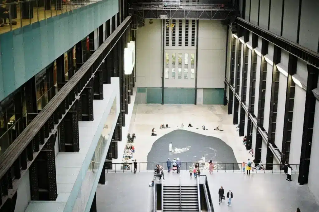 Tate Modern funciona em uma antiga usina com obras de artistas consagrados e entrada gratuita