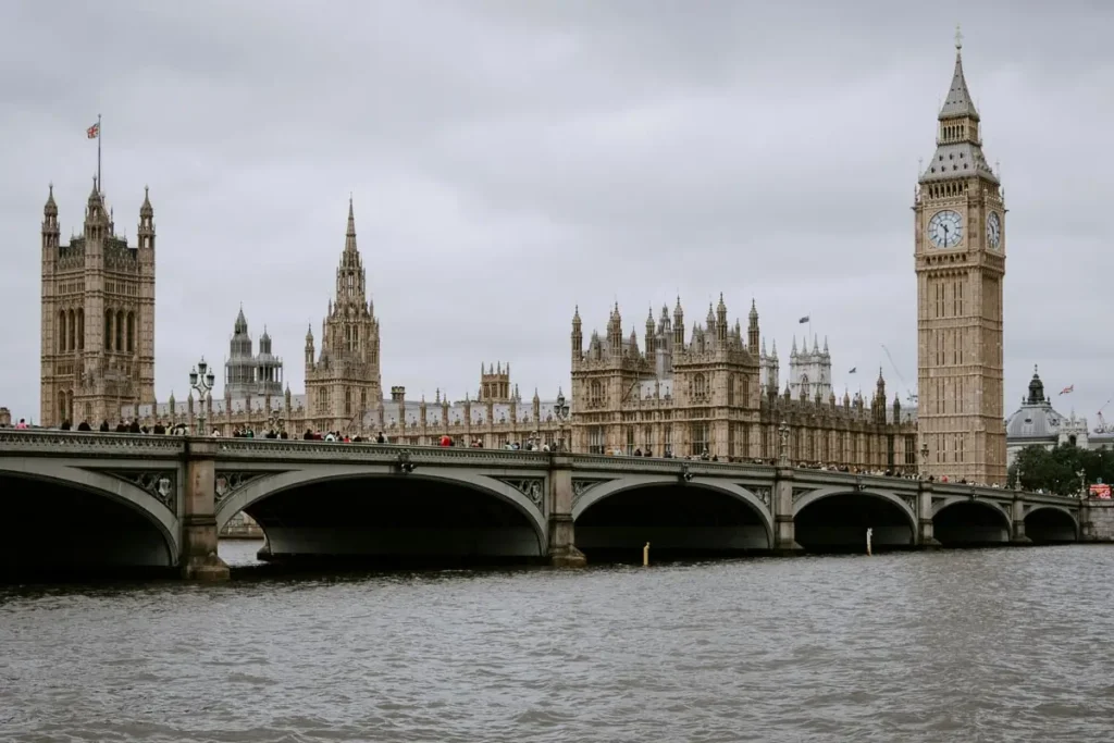 Westminster Bridge com o Parlamento e Big Ben ao fundo