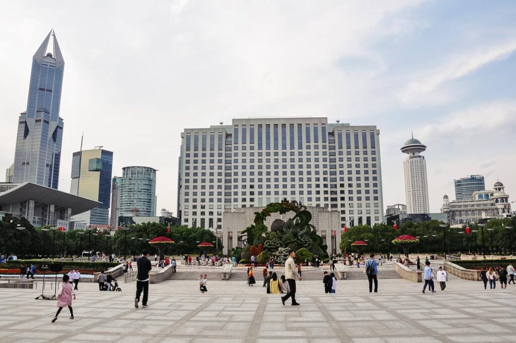 A Praça do Povo fica em uma localização estratégica no centro de Xangai