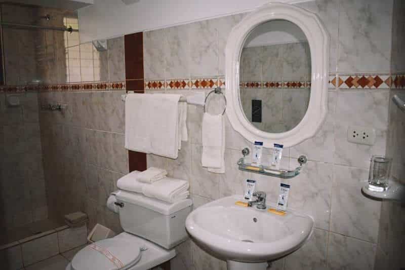 Hotel com banheiro limpo em Aguas Calientes