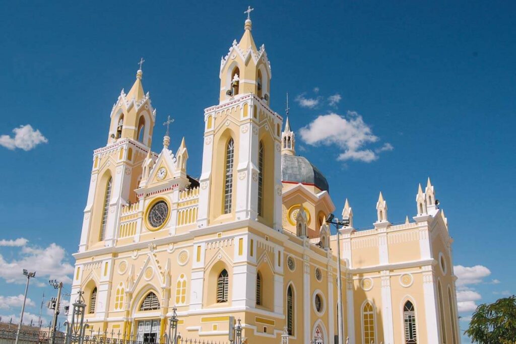 Canindé é um destino de turismo religioso no Brasil, que recebe milhares de devotos em setembro