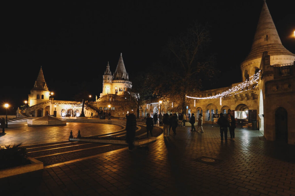 Bastião dos Pescadores em um passeio noturno por Budapeste