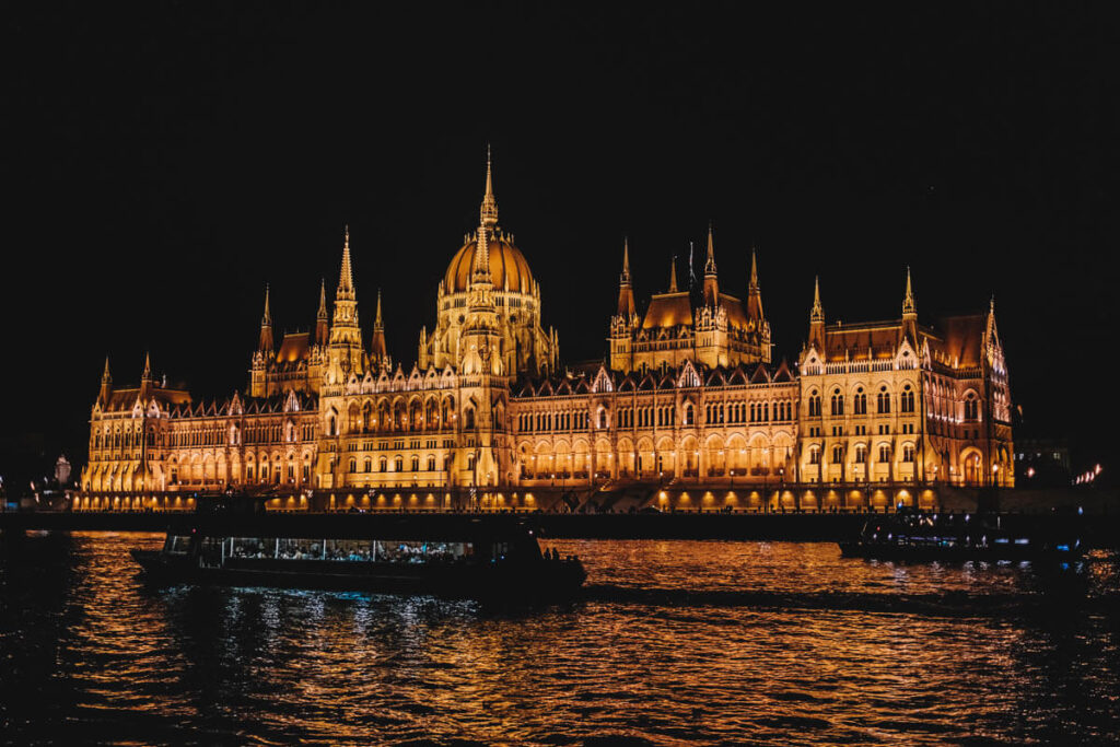 Vista do Parlamento de Budapeste a partir de um cruzeiro noturno