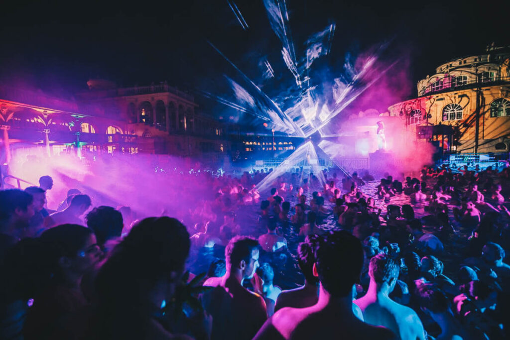 Sparty é a maior pool party de Budapeste