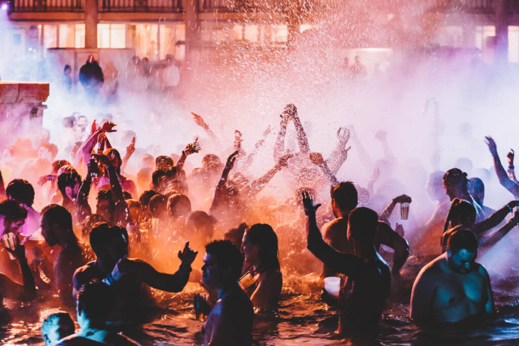 Pessoas aproveitando a vida noturna de Budapeste na Sparty