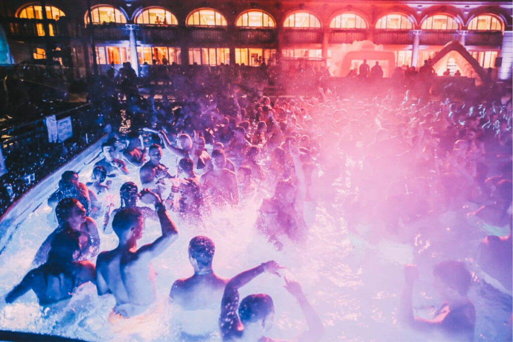 Festa nas termas de Budapeste, Hungria