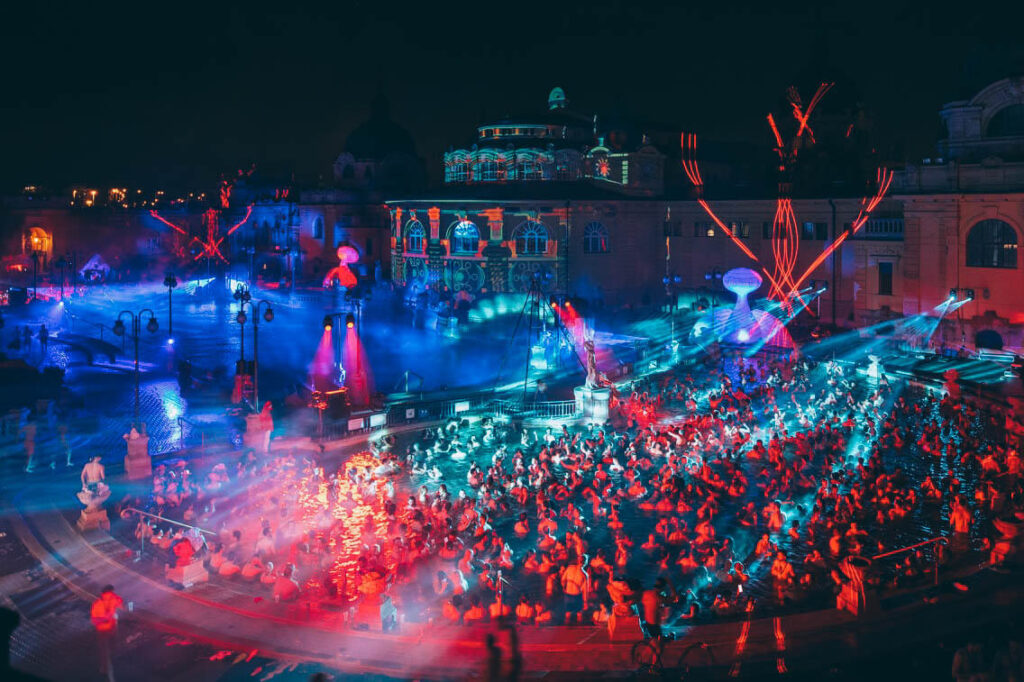 Sparty acontece aos sábados na Termas de Széchenyi, em Budapeste