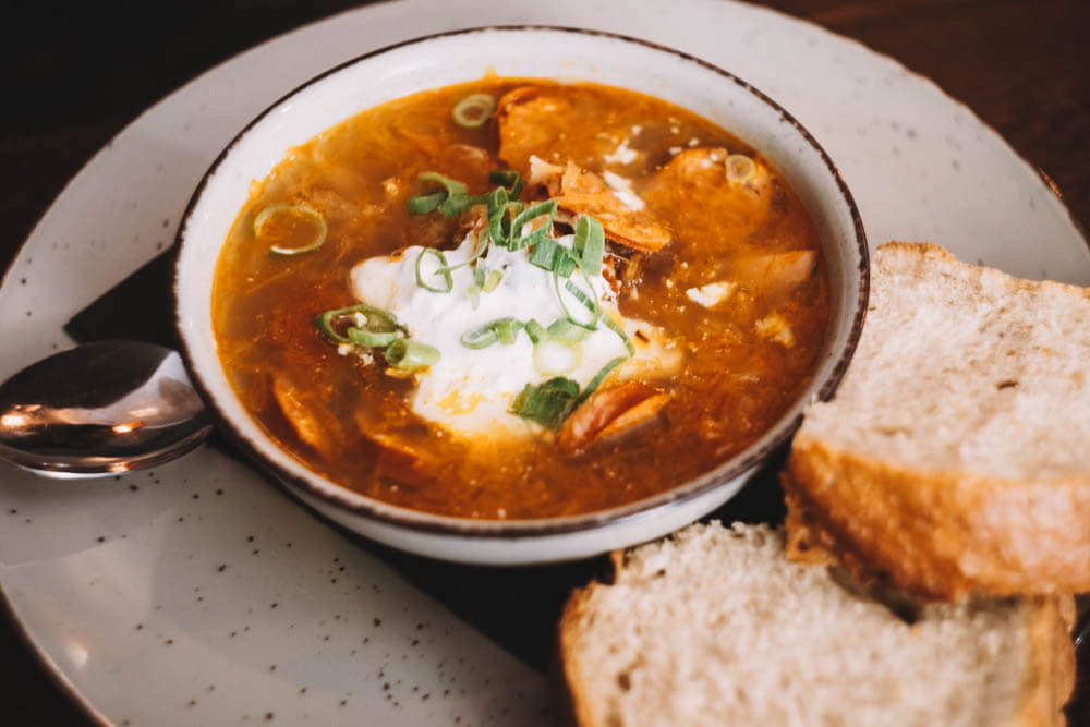 Kapustnica é um dos pratos típicos da Eslováquia, uma sopa de repolho fermentado