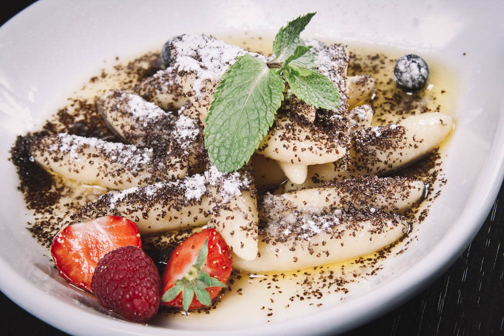 Makové šúľance é uma sobremesa feita com batata adoçada com açúcar, mel e sementes de papoula