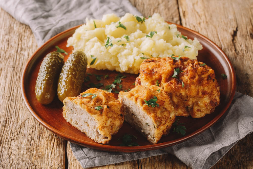 Schnitzel é um prato parecido com bife à milanesa
