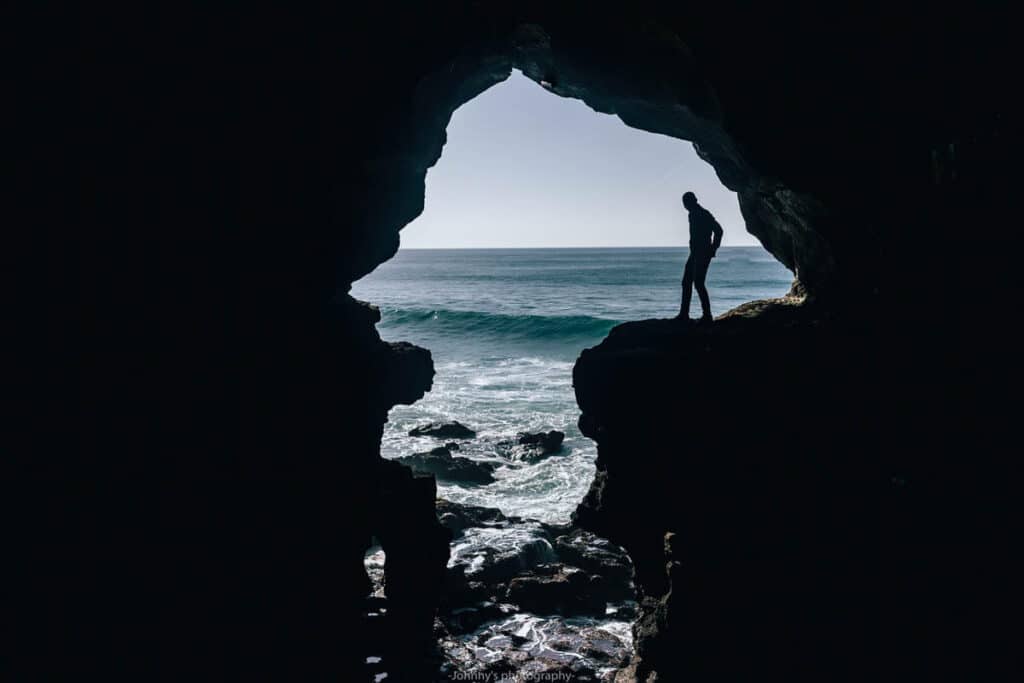 Grutas de Hércules com vista para o mar