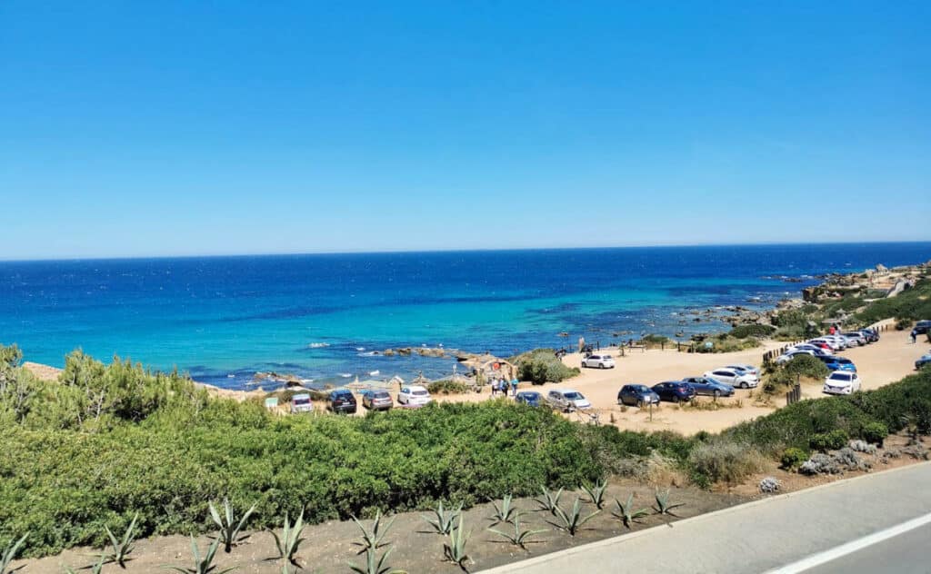 A praia de Achakkar tem águas cristalinas e próprias para banho