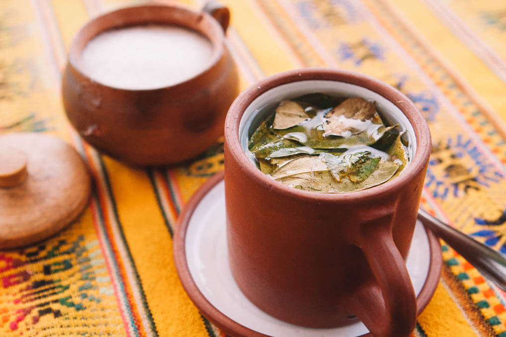 Chá de coca para aliviar os sintomas de soroche