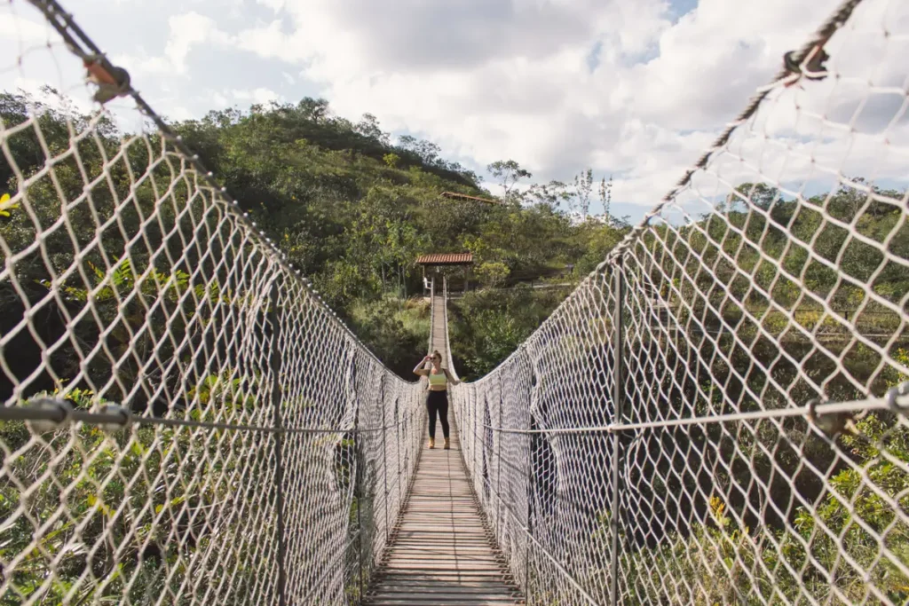 Cruzando a Ponte da Tremedeira na Reserva do Abade, Pirenópolis