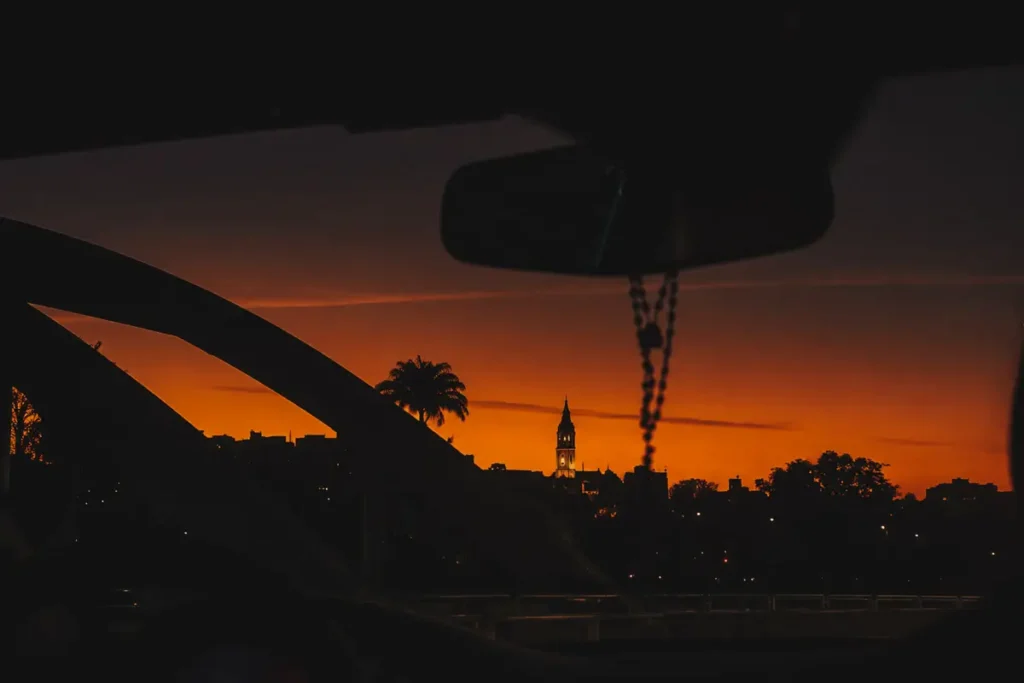 Pôr do sol visto da Ponte dos Poderes, sob o Rio Paraibuna, em Juiz de Fora