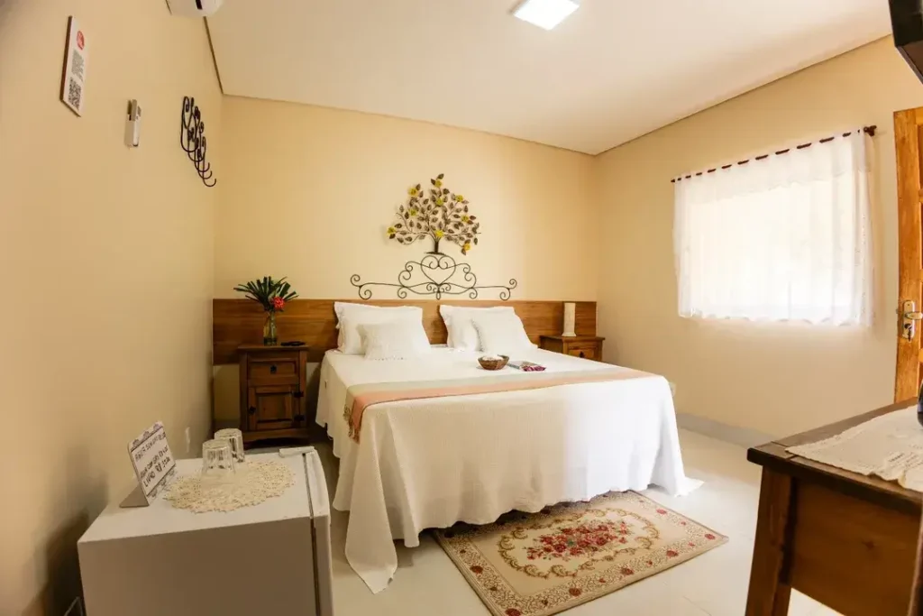 A Vila CT Raiza Goulão conta com quartos amplos, com decoração delicada, perfeito para casais