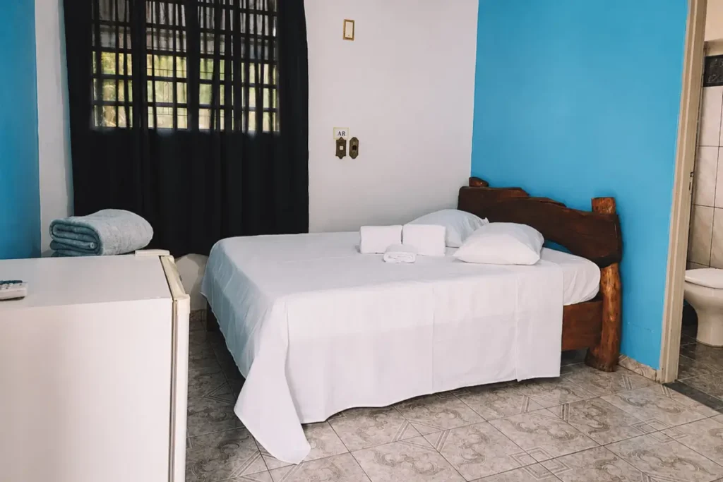 Suíte com TV, frigobar e ar-condicionado na Pousada Carvalho, Pirenópolis