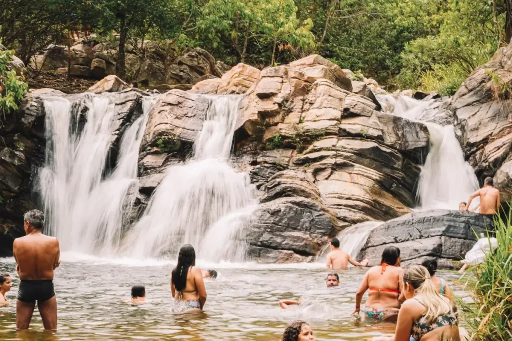 Cachoeira das Araras, que tem acesso gratuito para quem se hospeda na Pousada Renascer Park