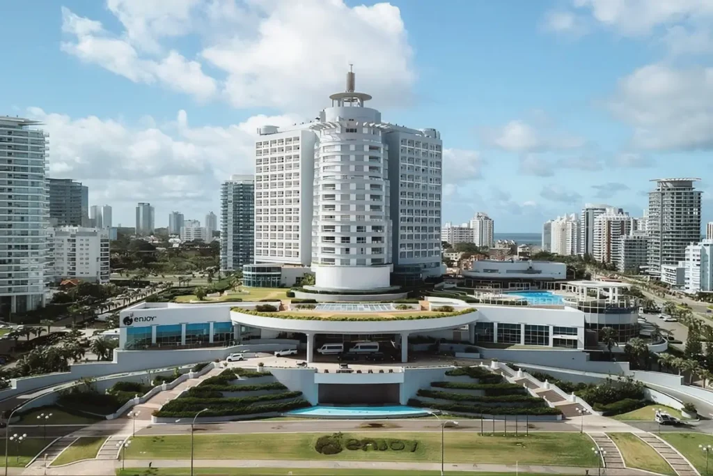 Enjoy Punta del Este é conhecido pelo seu cassino, mas também por estar de frente para a Playa Mansa