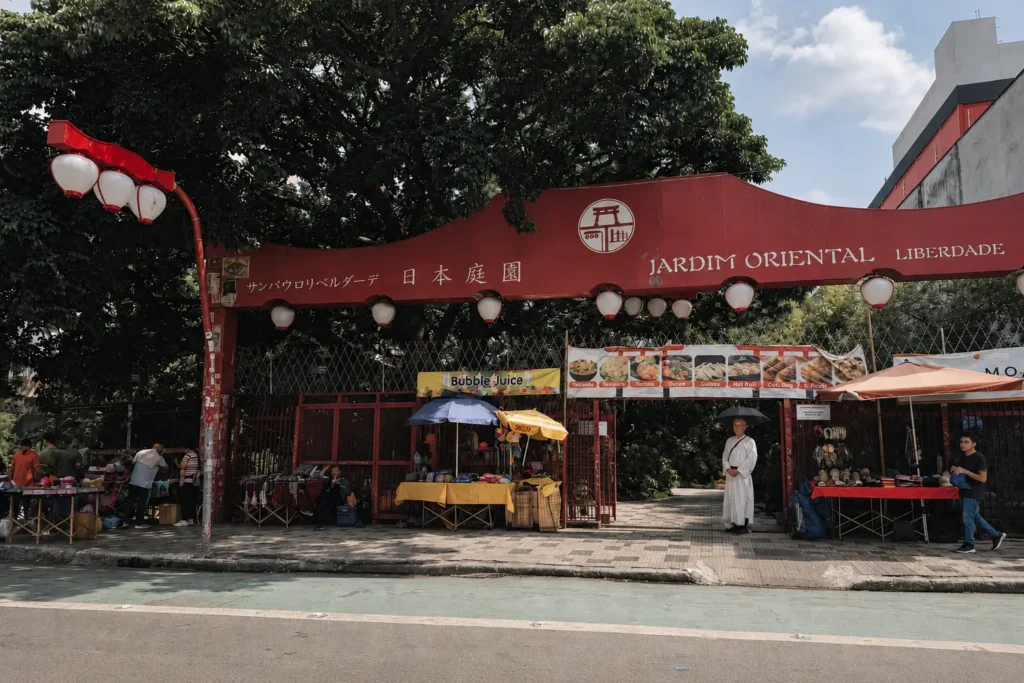 Entrada do Jardim Oriental da Liberdade, na rua Galvão Bueno