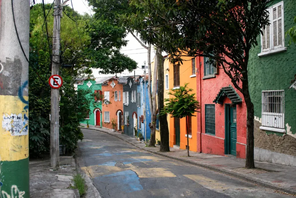 Rua com decoração antiga da Copa do Mundo na Vila Portuguesa, São Paulo