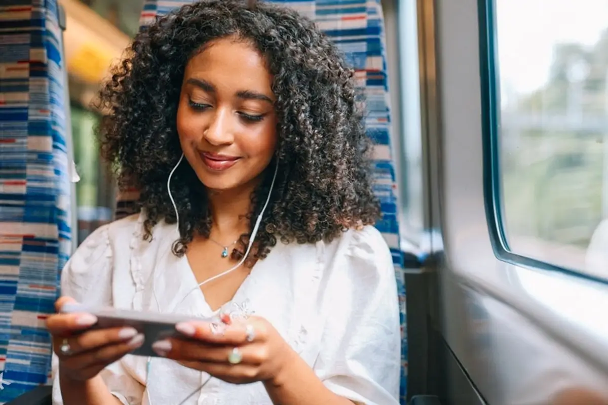 De qualquer lugar do mundo: como aproveitar séries online nas pausas entre uma viagem e outra