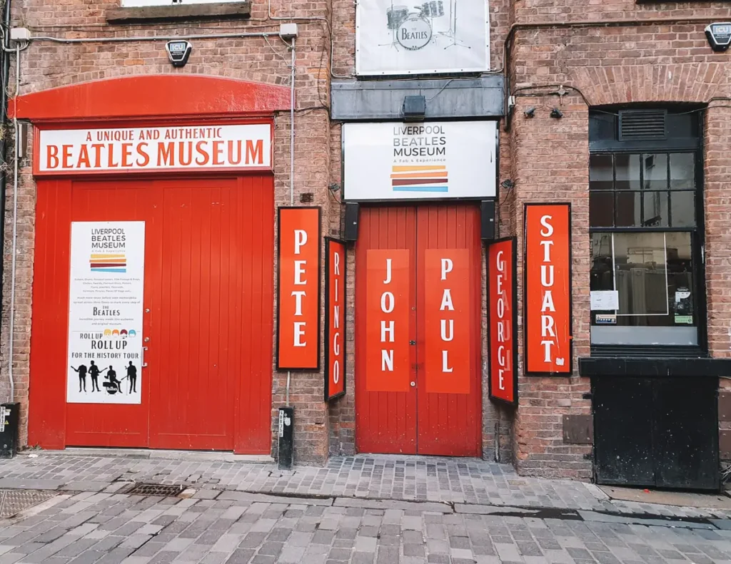 Nomes de todos os seis integrantes no Beatles Museum de Liverpool
