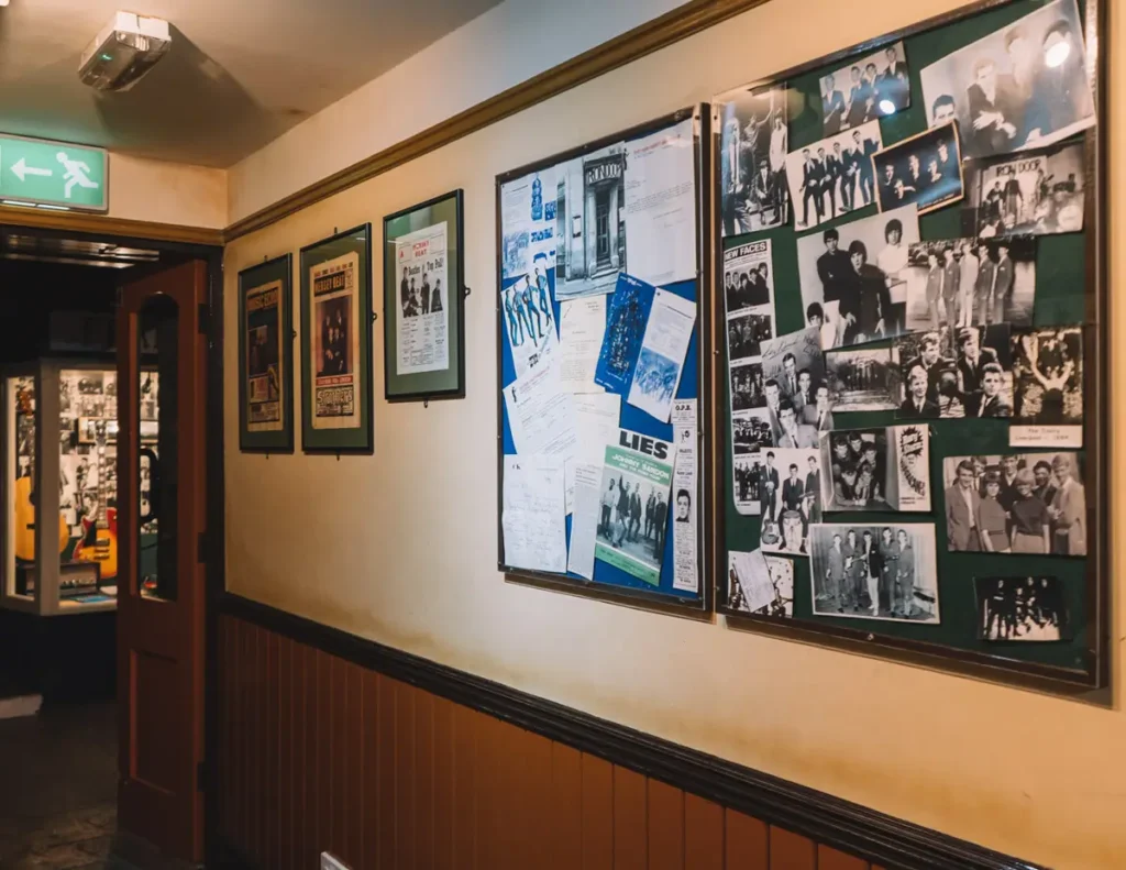 Fotos e documentos na Beatles Story, Liverpool