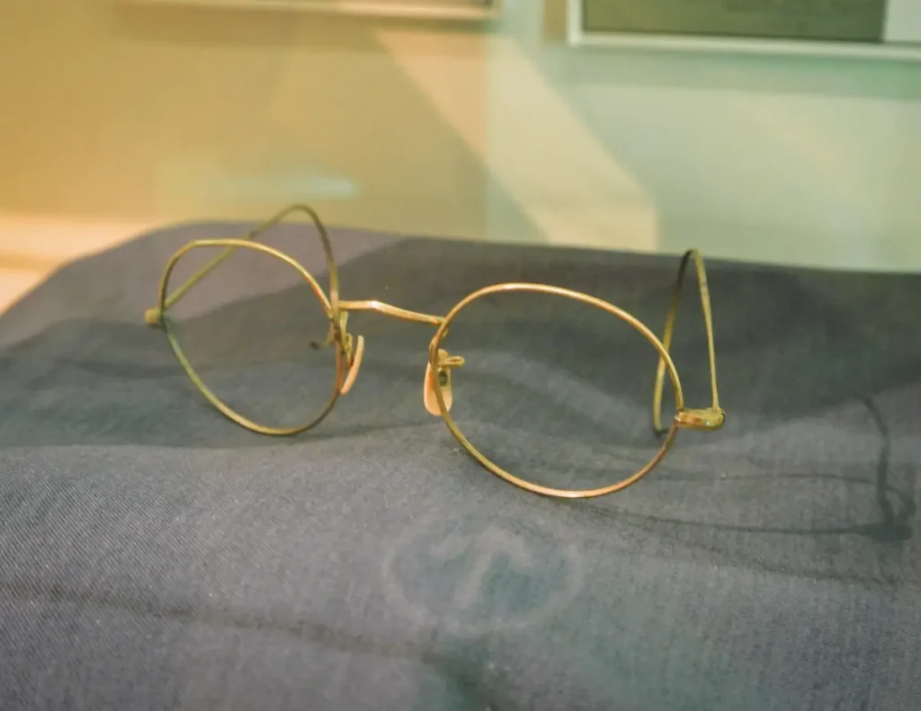 Óculos do John Lennon exposto na Beatles Story