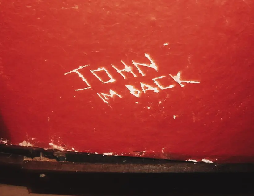 Assinatura original de John Lennon no teto do palco do Casbah, em Liverpool
